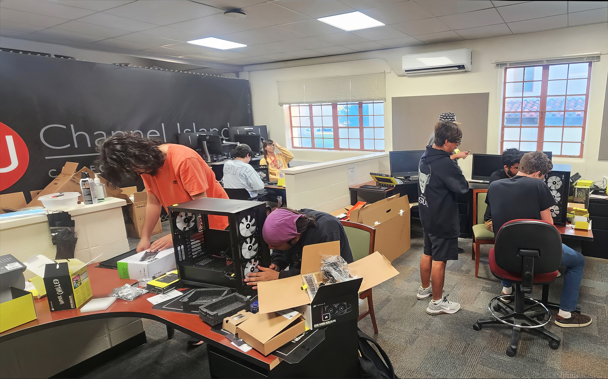 Pizza and PCs combine at “build parties” to create comradery, a sense of purpose, and a learning experience. Students build high-powered gaming PCs that they will later use for gaming in the Esports Lobby.