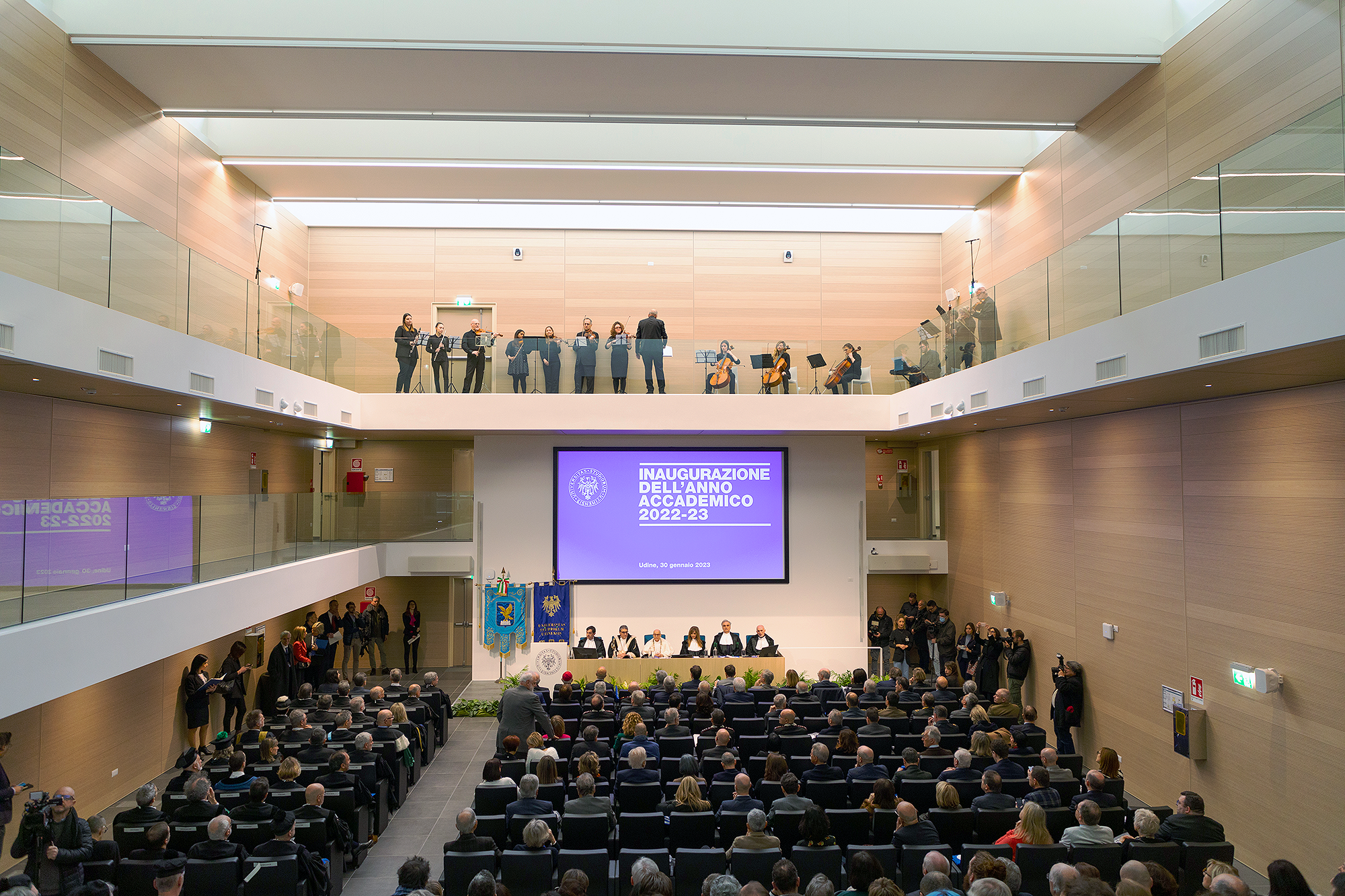 The Aula Magna is a flexible and multifunctional central hall that can be used as a reading room as well as a conference and convention space. Photo by Alfredo Scarpetti.