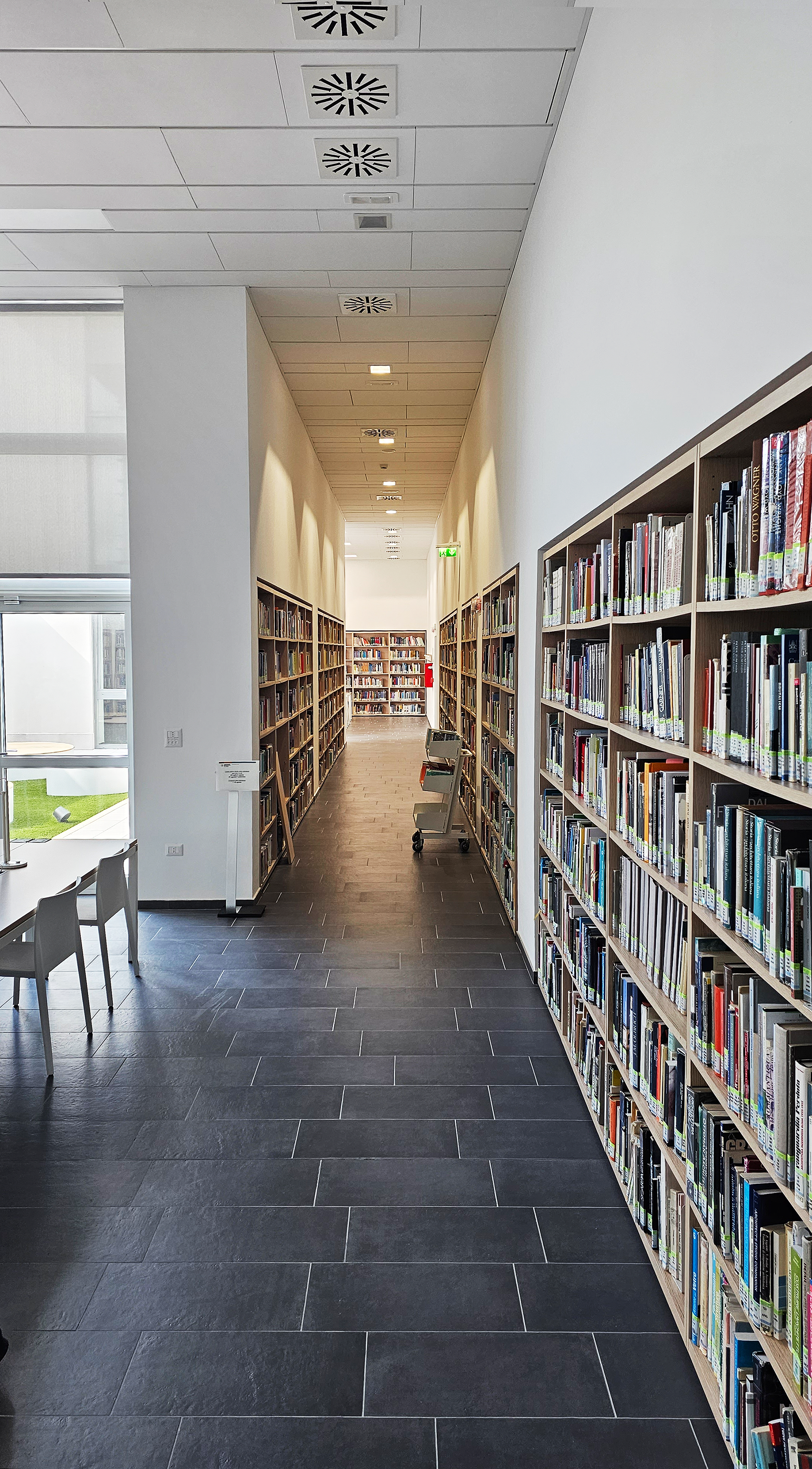 The new Scientific and Technological Library makes maximum use of natural lighting for energy conservation.