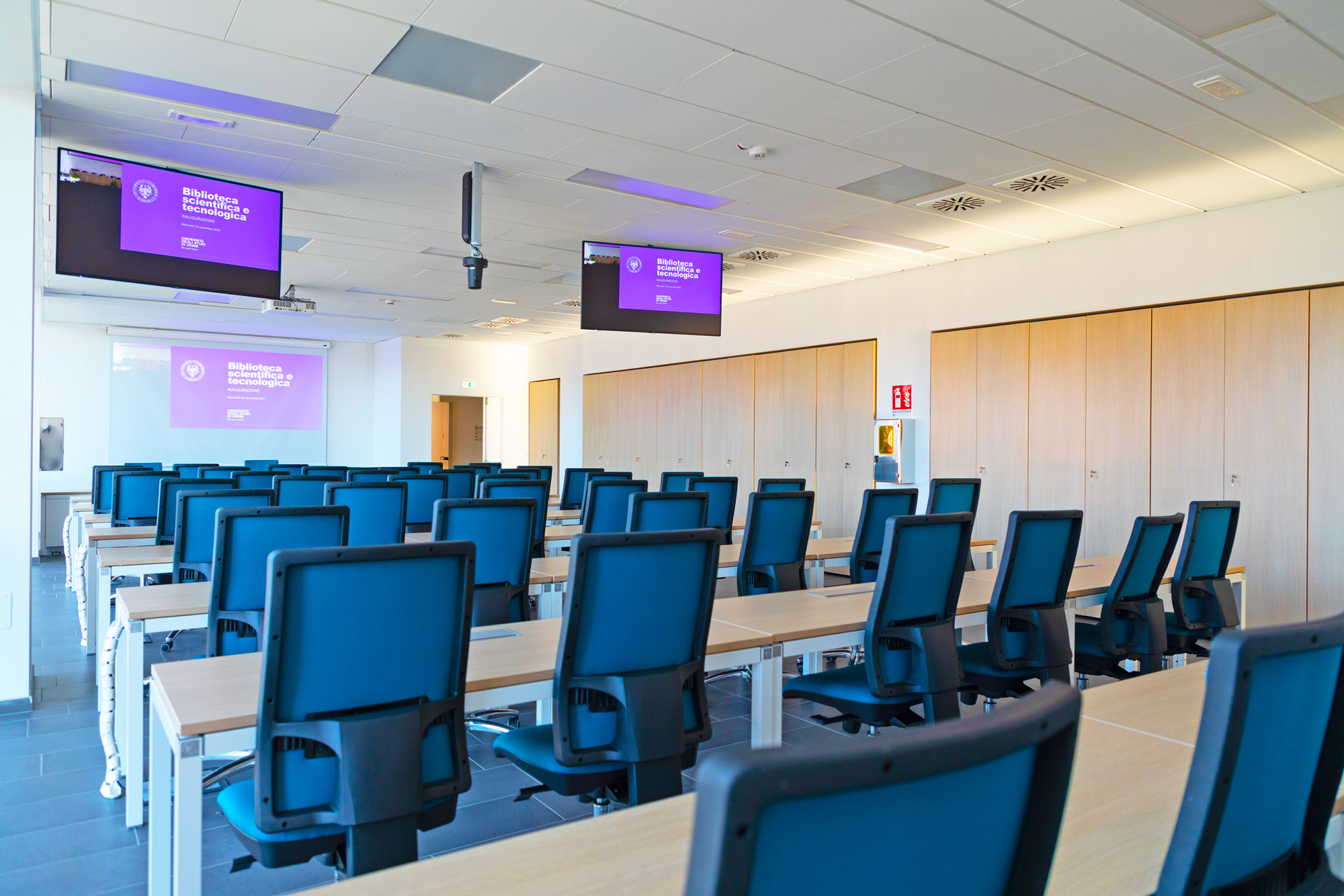 Featuring student seating, a projector, and two flat-panel displays, the smaller classrooms use the Extron IN608xi for seamless AV switching and scaling.